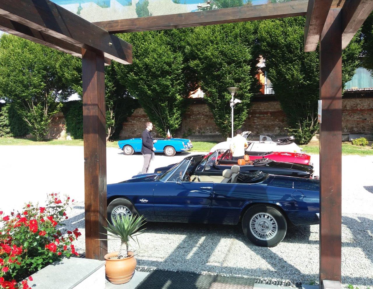 6-Driving-Vintage--incentives_team-building_events_corporate_evento-aziendale_tour_Langhe_gruppo_Torino_auto-vintage_auto-depoca.jpg