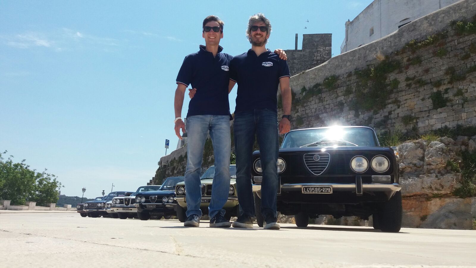 1-Driving-Vintage-incentives_team-building_events_corporate_evento-aziendale_tour_Langhe_gruppo_Torino_auto-vintage_auto-depoca.jpg