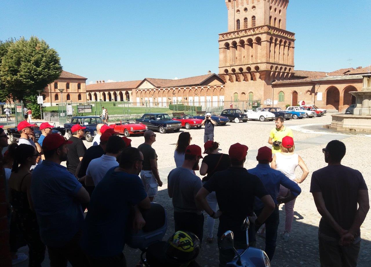 2-Driving-Vintage-Piazza-Vittorio_Agenzia-Pollenzo_incentives_team-building_events_corporate_evento-aziendale_tour_Langhe_gruppo_Torino_auto-vintage_auto-depoca.jpg
