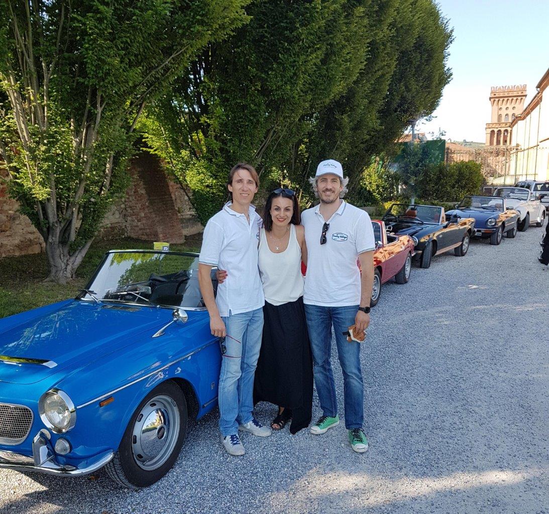 3-Driving-Vintage-Piazza-Vittorio_Agenzia-Pollenzo_incentives_team-building_events_corporate_evento-aziendale_tour_Langhe_gruppo_Torino_auto-vintage_auto-depoca.jpg