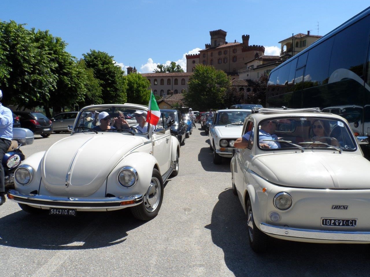 5-Driving-Vintage-incentives_team-building_events_corporate_evento-aziendale_tour_Langhe_gruppo_Torino_auto-vintage_auto-depoca.JPG