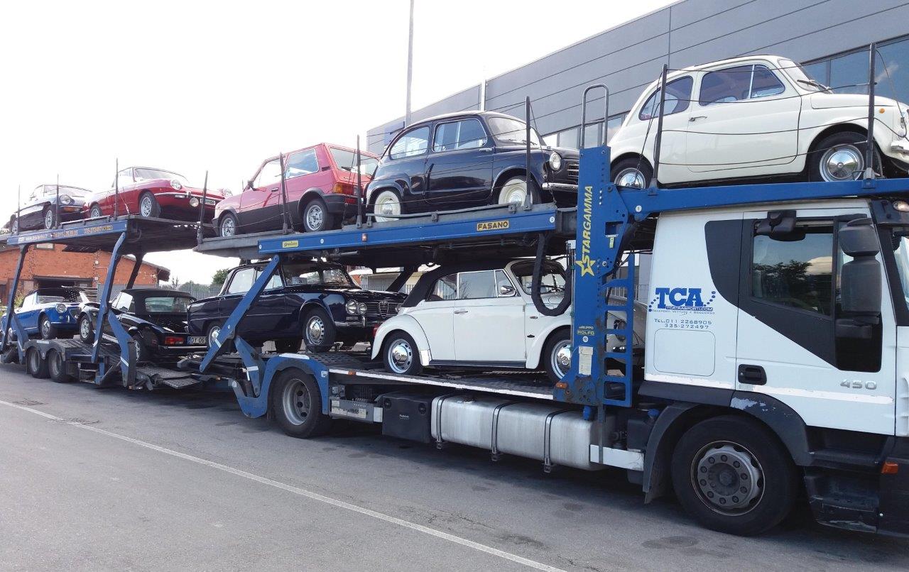 6-Driving-Vintage-bisarca_trasporto_incentives_team-building_events_corporate_evento-aziendale_tour_Langhe_gruppo_Torino_auto-vintage_auto-depoca.jpg