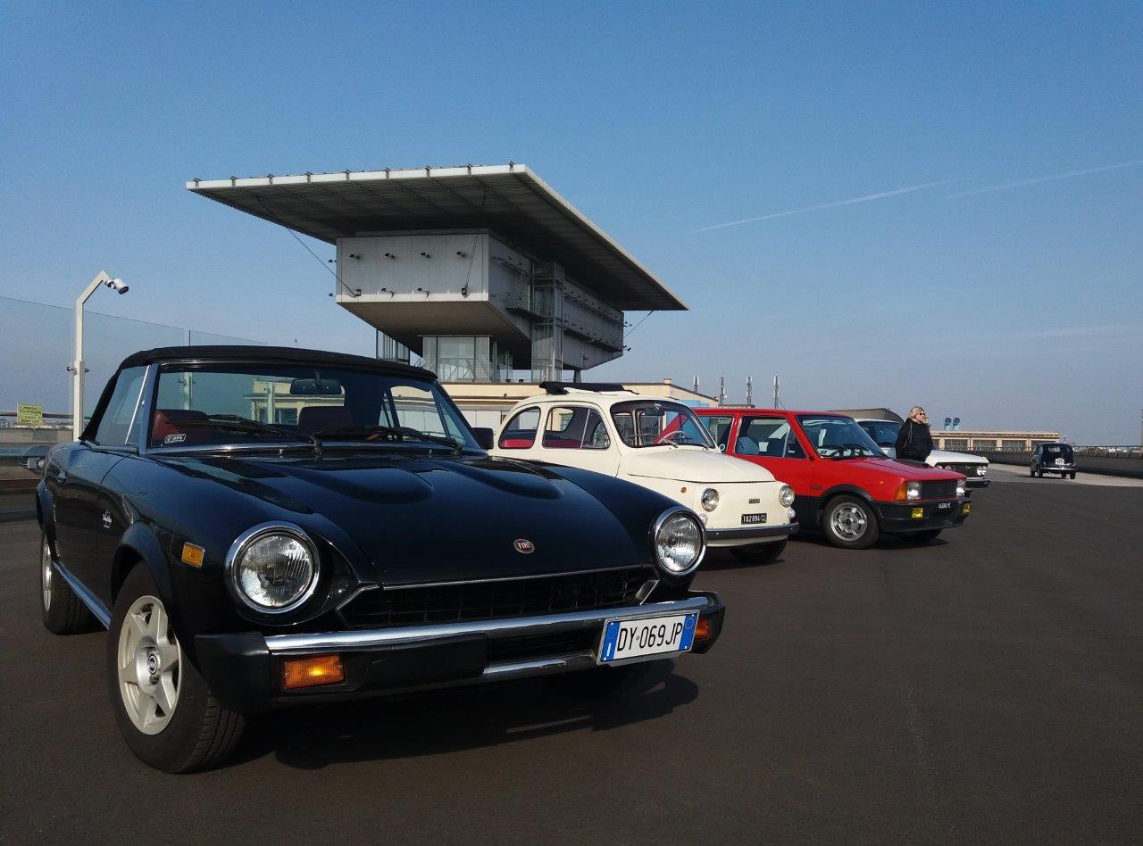 9-Driving-Vintage-incentives_team-building_events_corporate_evento-aziendale_tour_Langhe_gruppo_Torino_auto-vintage_auto-depoca.jpg