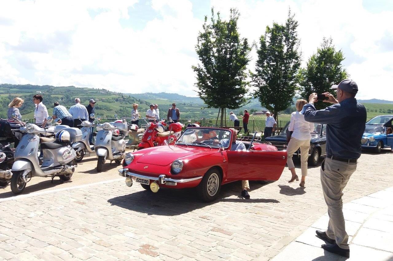 A-Driving-Vintage-incentives_team-building_events_corporate_evento-aziendale_tour_Langhe_gruppo_Torino_auto-vintage_auto-depoca_Vespa.jpg