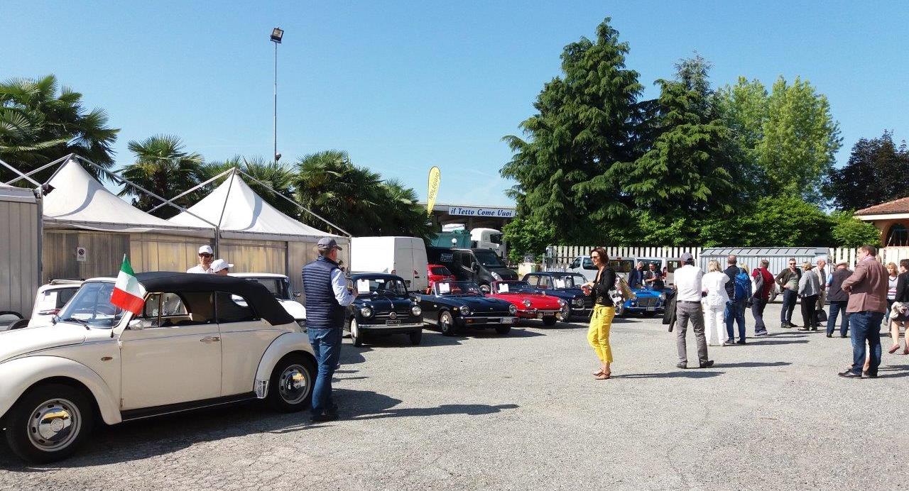 F-Driving-Vintage-incentives_team-building_events_corporate_evento-aziendale_tour_Langhe_gruppo_Torino_auto-vintage_auto-depoca_Vespa.jpg